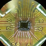 De chip met de elektrische contacten waarmee de quantumdots werden gecreëerd. 